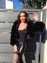 Carica l'immagine nel visualizzatore di Gallery, Giacca  corta in pelliccia di volpe nera con cappuccio