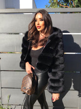 Carica l'immagine nel visualizzatore di Gallery, Giacca  corta in pelliccia di volpe nera con cappuccio