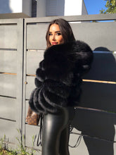 Carica l'immagine nel visualizzatore di Gallery, Giacca  corta in pelliccia di volpe nera con cappuccio