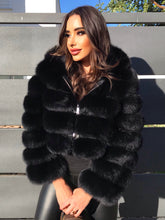 Carica l'immagine nel visualizzatore di Gallery, Giacca  corta in pelliccia di volpe nera con cappuccio