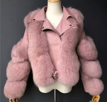 Carica l&#39;immagine nel visualizzatore di Gallery, Giacca di volpe corta con inserti di vera pelle rosa barbie