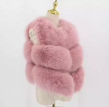 Load the image into the Gallery viewer, Gilet di volpe corto rosa barbie