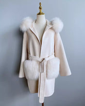 Load image into Gallery viewer, Cappotto di cashmere con tasche di volpe e cappuccio in volpe crema