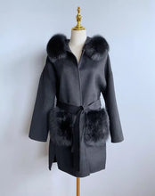 Load image into Gallery viewer, Cappotto di cashmere con tasche di volpe e cappuccio in volpe nera