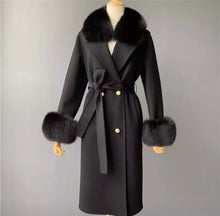 Load image into Gallery viewer, Cappotto di cashmere nero con bottoni oro e pelliccia di volpe