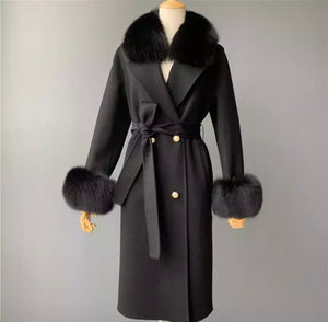 Cappotto di cashmere nero con bottoni oro e pelliccia di volpe