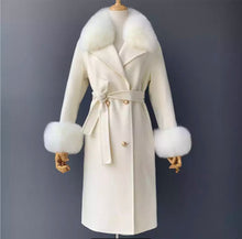 Load image into Gallery viewer, Cappotto di cashmere bianco con bottoni oro e pelliccia di volpe