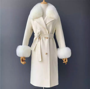 Cappotto di cashmere bianco con bottoni oro e pelliccia di volpe