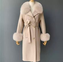 Load image into Gallery viewer, Cappotto di cashmere beige con bottoni oro e pelliccia di volpe