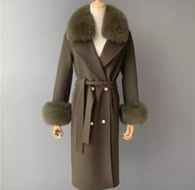 Load image into Gallery viewer, Cappotto di cashmere verde militare con bottoni oro e pelliccia di volpe