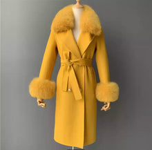 Load image into Gallery viewer, Cappotto di cashmere giallo con bottoni oro e pelliccia di volpe
