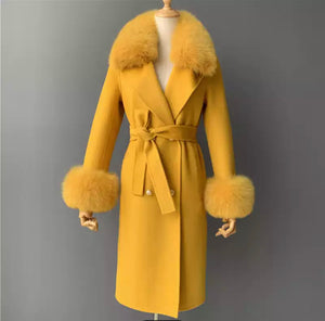Cappotto di cashmere giallo con bottoni oro e pelliccia di volpe