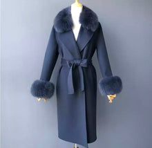 Load image into Gallery viewer, Cappotto di cashmere blu scuro con bottoni oro e pelliccia di volpe