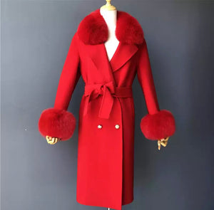 Cappotto di cashmere rosso con bottoni oro e pelliccia di volpe