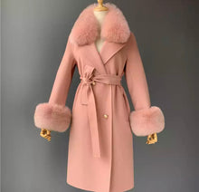 Load the image into the Gallery viewer, Cappotto di cashmere rosa antico con bottoni oro e pelliccia di volpe