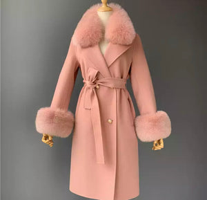 Cappotto di cashmere rosa antico con bottoni oro e pelliccia di volpe