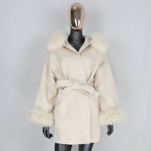 Load the image into the Gallery viewer, Cappotto di cashmere con cappuccio e pelliccia di volpe bianca