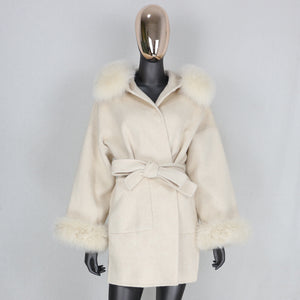 Cappotto di cashmere con cappuccio e pelliccia di volpe bianca