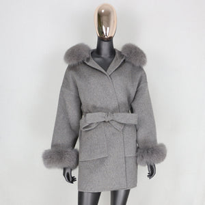 Cappotto di cashmere con cappuccio e pelliccia di volpe grigia