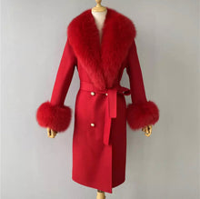Load image into Gallery viewer, Cappotto di cashmere rosso con bottoni oro e pelliccia di volpe