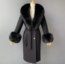 Load image into Gallery viewer, Cappotto di cashmere nero con bottoni oro e pelliccia di volpe