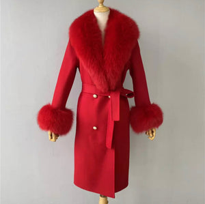 Cappotto di cashmere rosso con bottoni oro e pelliccia di volpe