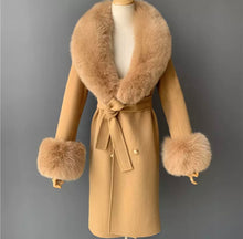 Carica l&#39;immagine nel visualizzatore di Gallery, Cappotto di cashmere camel con bottoni oro e pelliccia di volpe