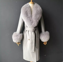 Load image into Gallery viewer, Cappotto di cashmere grigio con bottoni oro e pelliccia di volpe