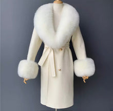 Load the image into the Gallery viewer, Cappotto di cashmere bianco con bottoni oro e pelliccia di volpe