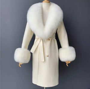 Cappotto di cashmere bianco con bottoni oro e pelliccia di volpe